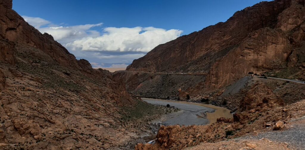 モロッコ ジズ渓谷 フェズ発サハラツアー途中の景色 / Ziz Valley landscape on the way from Fes to Sahara desert Morocco