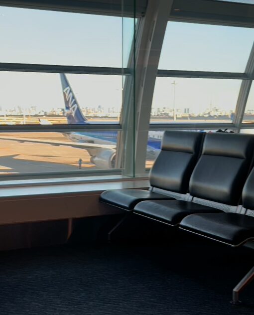 モロッコ旅行前の空港ラウンジから見える飛行機