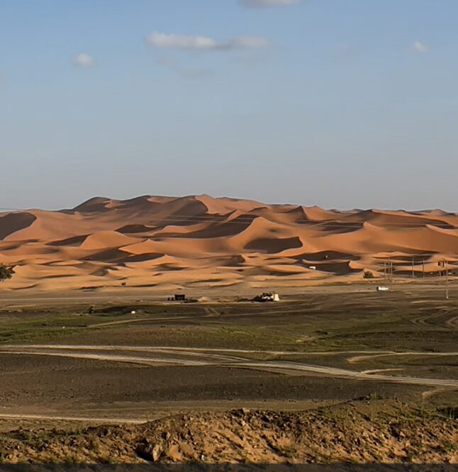 モロッコのサハラ砂漠に広がる砂丘の風景　　Sand dunes of the Sahara Desert in Morocco