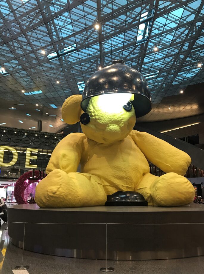 ドーハ・ハマド国際空港の巨大くまオブジェ / Hamad International Airport Doha