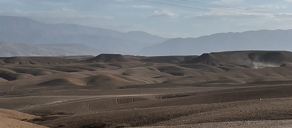 モロッコ・アガファイ砂漠の風景（マラケシュ近郊の日帰り砂漠）｜Agafay Desert landscape near Marrakech, Morocco