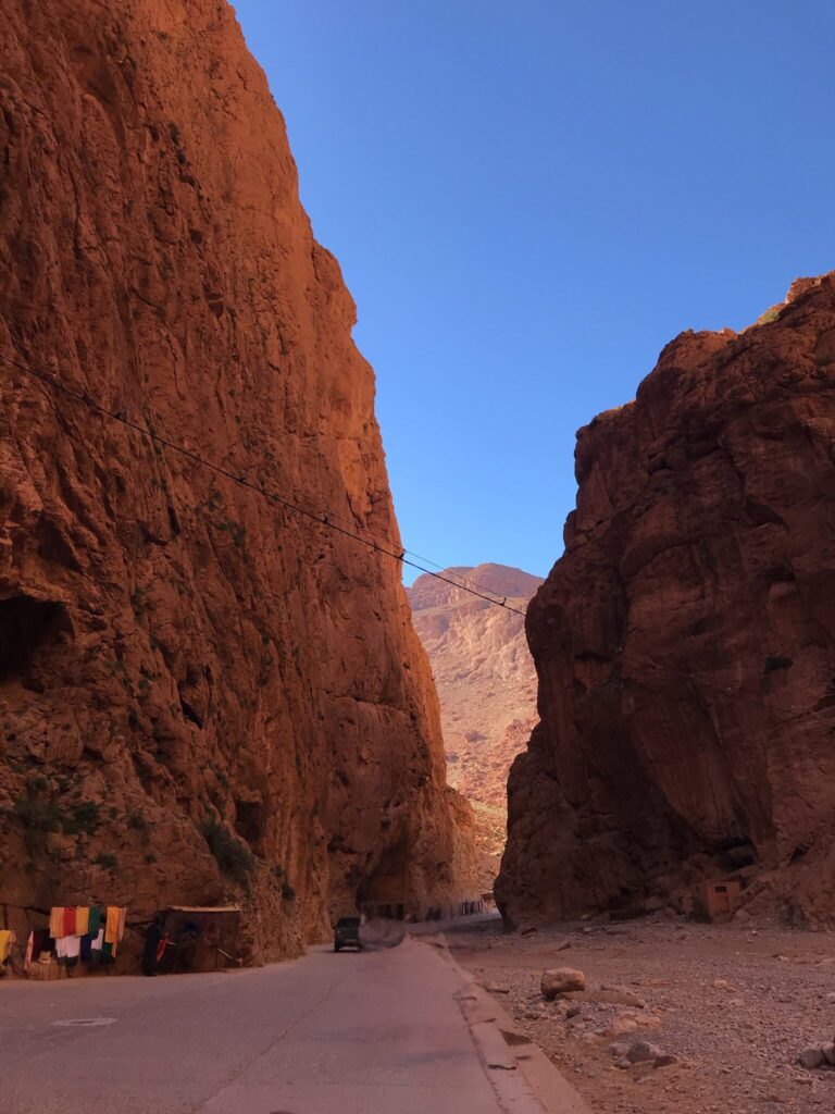 モロッコ・トドラ渓谷の赤い岩壁と峡谷の景色｜Todgha Gorge canyon landscape in Morocco