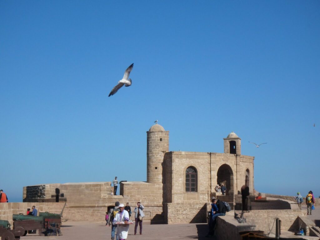 モロッコ・エッサウィラの城壁と海沿いの風景｜Essaouira seaside fortress and skyline Morocco
