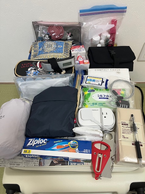 モロッコ旅行のパッキング途中｜持ち物一覧を並べた状態