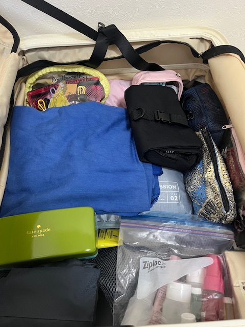 スーツケースのパッキング途中の状態｜荷物を入れても半分ほど空きあり