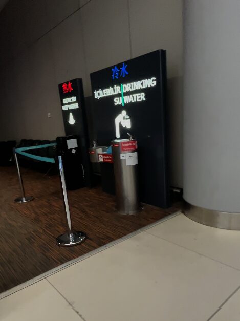 イスタンブール空港の給水所（冷水・温水）