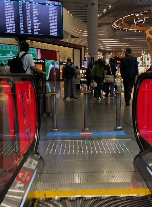 イスタンブール空港の出発ゲート案内モニター
