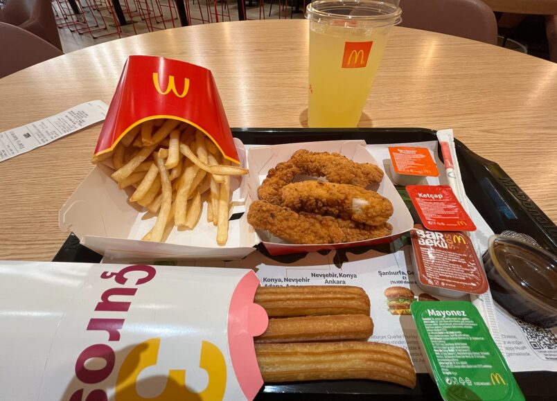 イスタンブール空港のマクドナルドで注文したセットメニュー